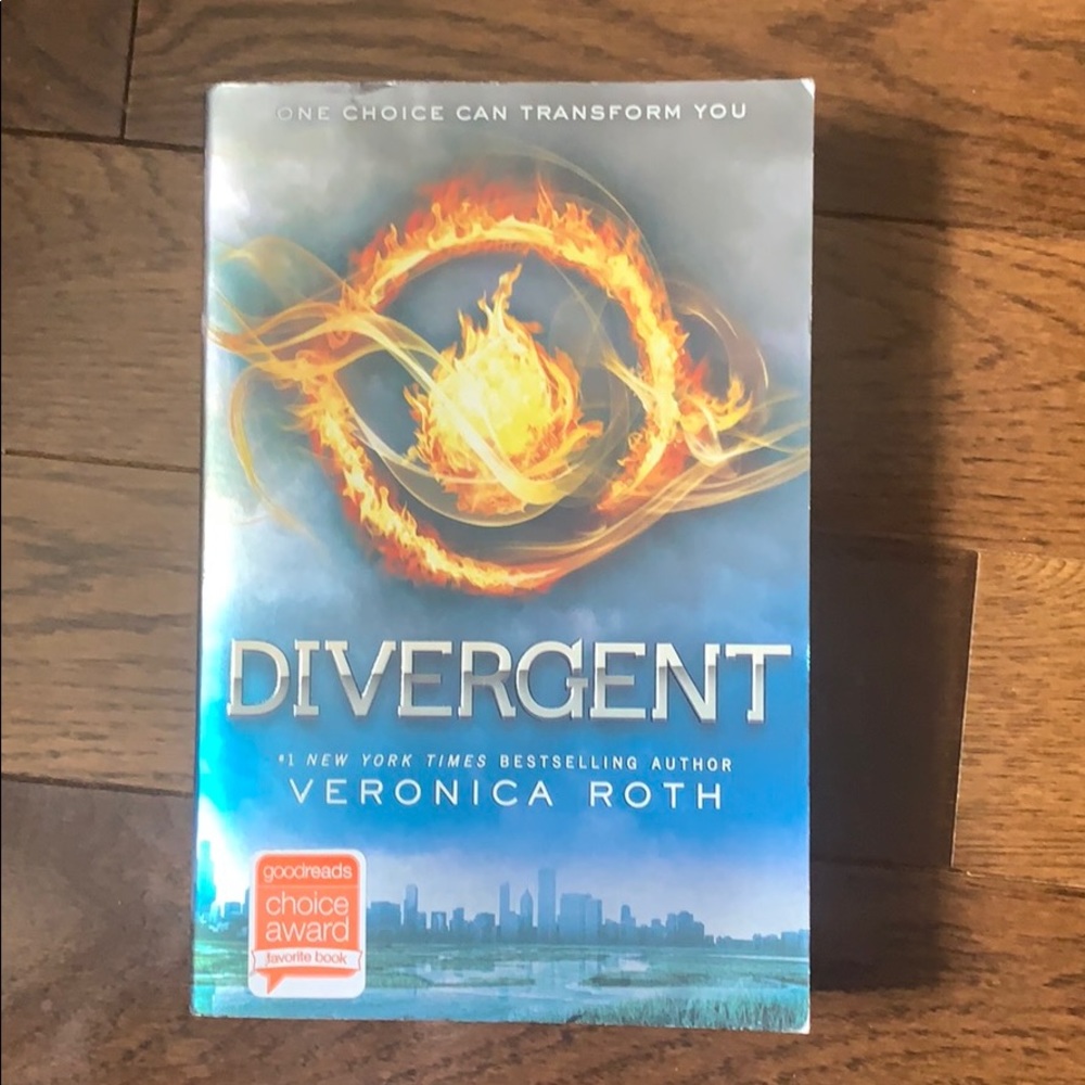 6/$30 Divergent by Veronica Roth book